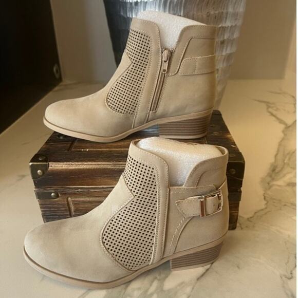 MIA Katrine Booties in Tan - Picture 6 of 10